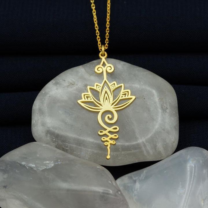 Elegante goudkleurige damesketting met gedetailleerde lotus hanger. Perfect vrouwelijk sieraad accessoire.