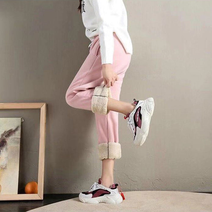 Detail van de warme stof van een dames joggingsbroek, comfortabel voor de winter en loungewear.