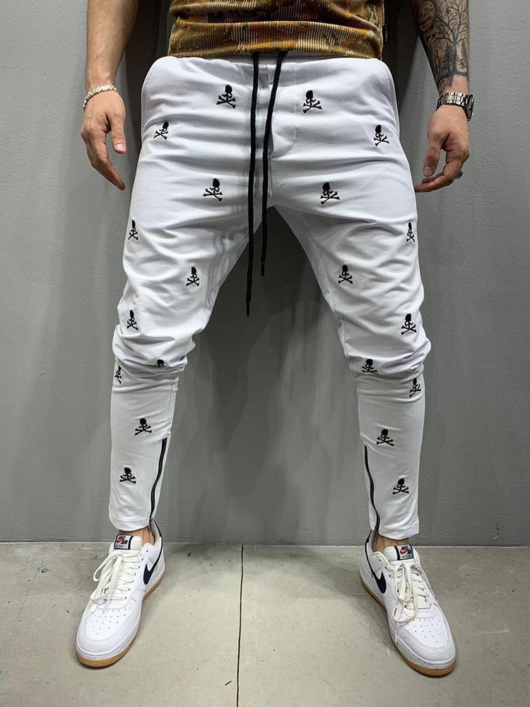 Close-up van de ritszak op de heren slim fit trainingsbroek, ideaal voor het veilig opbergen van persoonlijke items.