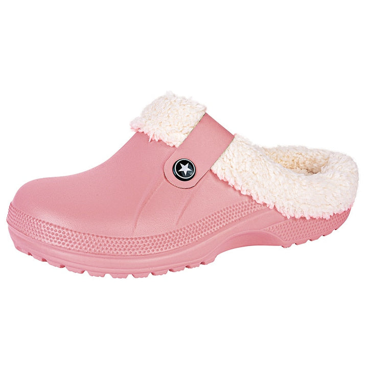 Zwarte waterafstotende binnenschoenen, pluche gevoerd en antislip, voor optimaal comfort.