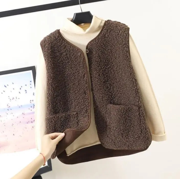 Dames fleecevest Cassandra in khaki, warm en mouwloos, ideaal voor wintermode en casual comfort.