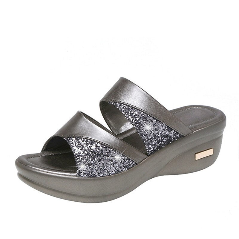 Gouden Open Toe™ dames slippers, ideaal voor de zomer, combineert comfort met modieuze elegantie.