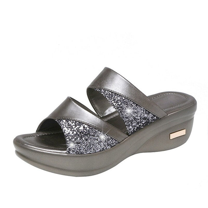 Gouden Open Toe™ dames slippers, ideaal voor de zomer, combineert comfort met modieuze elegantie.