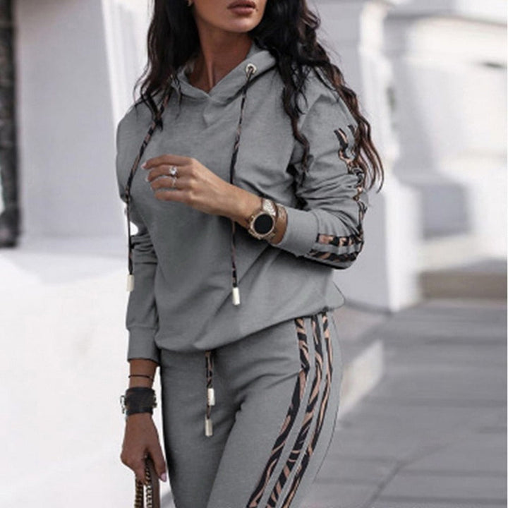 Donkerkhaki dames joggingpak met zachte hoodie en broek, ideaal voor comfort en casual dagen.