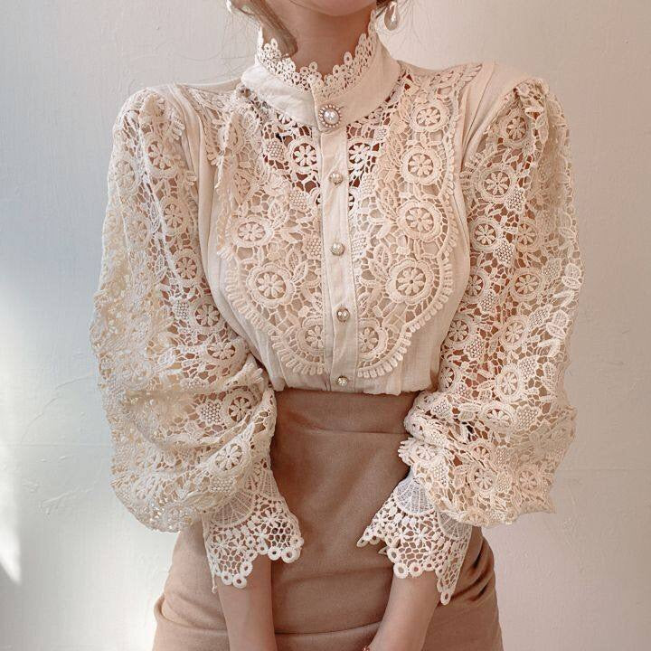 Elegante damesblouse met delicate kanten details en stijlvolle pofmouwen, perfect voor elke gelegenheid.