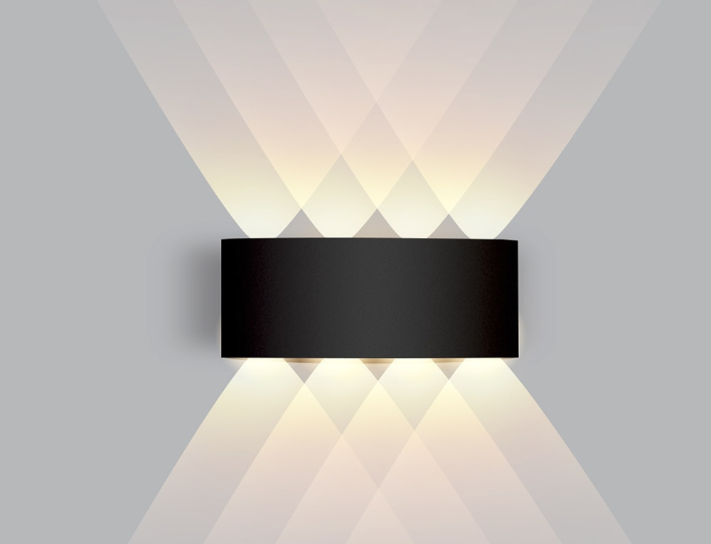 Strakke zwarte LED wandlamp, exclusieve sfeerverlichting. Een eyecatcher voor elk modern interieur.