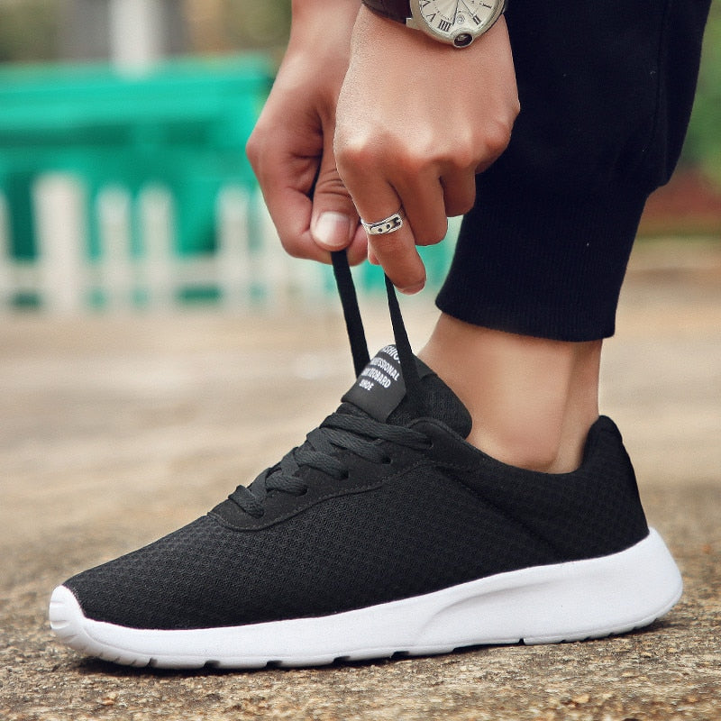 Moderne heren voetmode: comfortabele herfst sneakers in grijs, blauw of zwart voor een casual stijl.