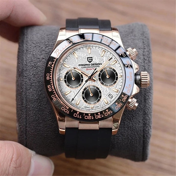 Achterkant van het luxe RVS quartz polshorloge, gegraveerd met details, benadrukt kwaliteit en duurzaamheid.
