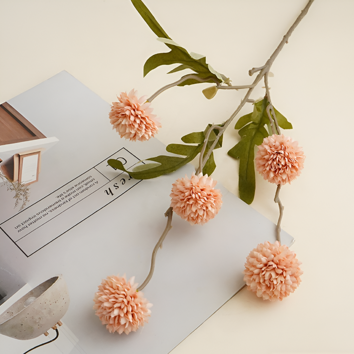 Prachtige zijden Kiku bloemen als onderhoudsvrije interieurdecoratie, perfect voor een elegant boeket.
