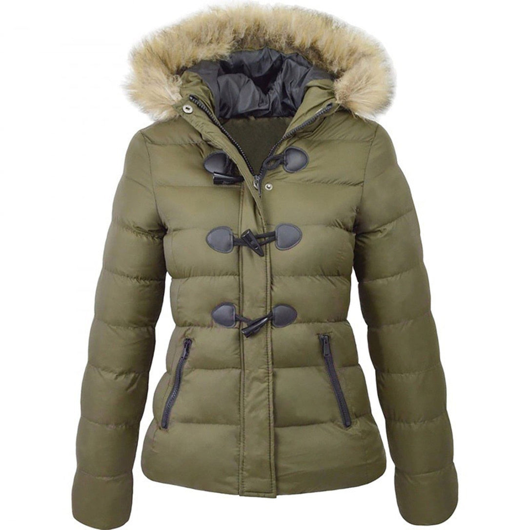 Vrouw draagt elegante LaylasJacket dames winterjas met stijlvolle kraag, modieuze en warme winteroutfit.