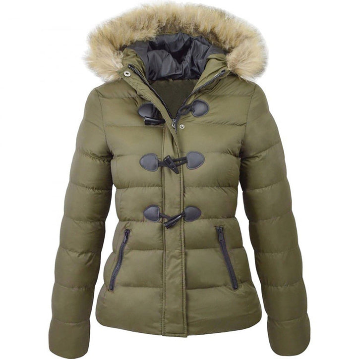 Vrouw draagt elegante LaylasJacket dames winterjas met stijlvolle kraag, modieuze en warme winteroutfit.