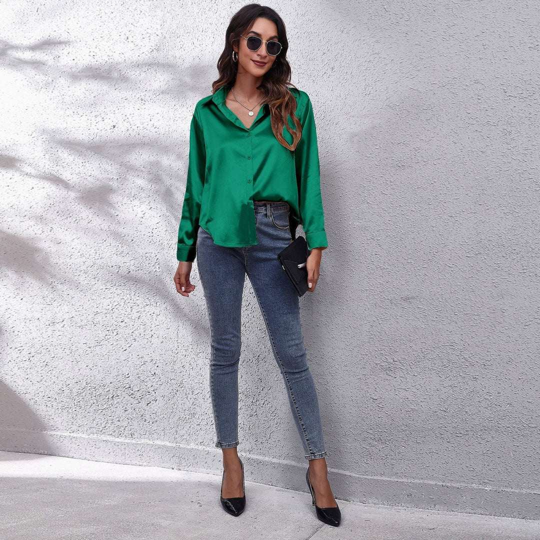 Dames Shila blouse op hanger. Elegante en luchtige top met lange mouwen, perfect als zomerkleding uit de nieuwe collectie.