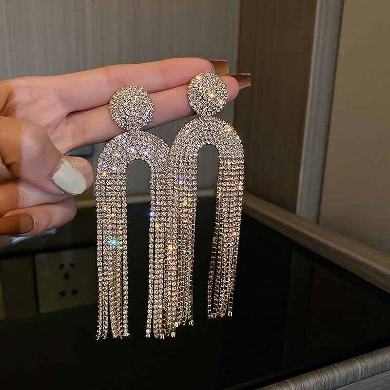 Elegante zilverkleurige statement oorbellen, perfect dames sieraad voor elke gelegenheid.