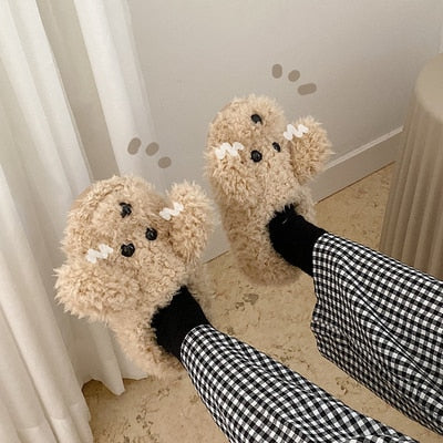 Blote voeten in zachte dieren pantoffels. Warme, fluffy unisex sloffen met antislip.