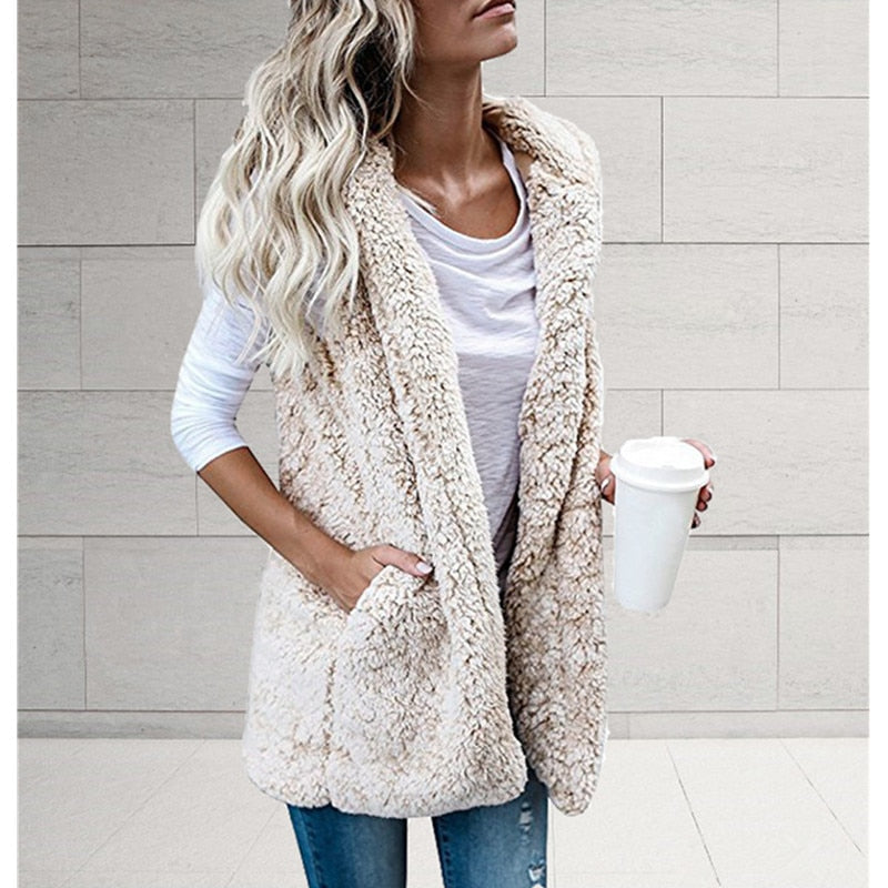 Comfortabel en zacht damesvest zonder mouwen van pluche, met capuchon voor extra cozy gevoel.