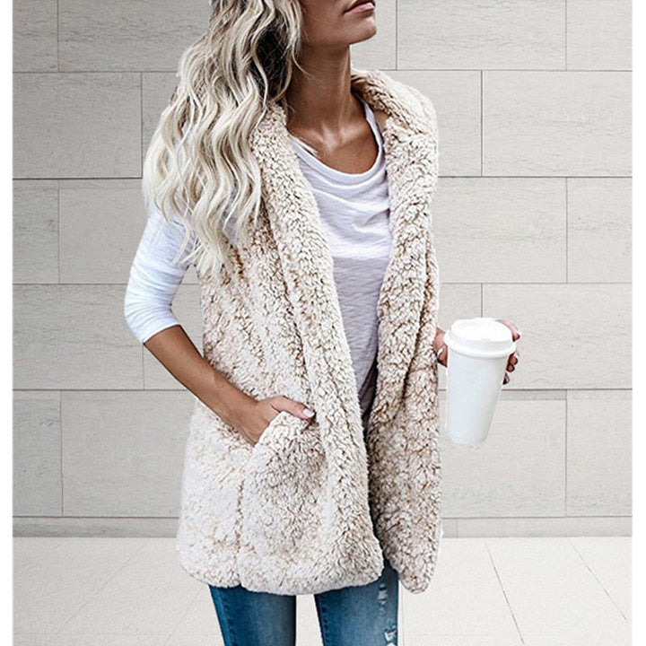 Comfortabel en zacht damesvest zonder mouwen van pluche, met capuchon voor extra cozy gevoel.
