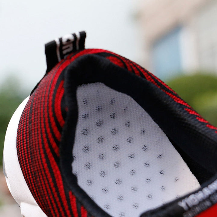 Zwarte Oliver orthopedische heren sneakers die voetpijn verlichten met comfortabele steunzolen en flexibele pasvorm.