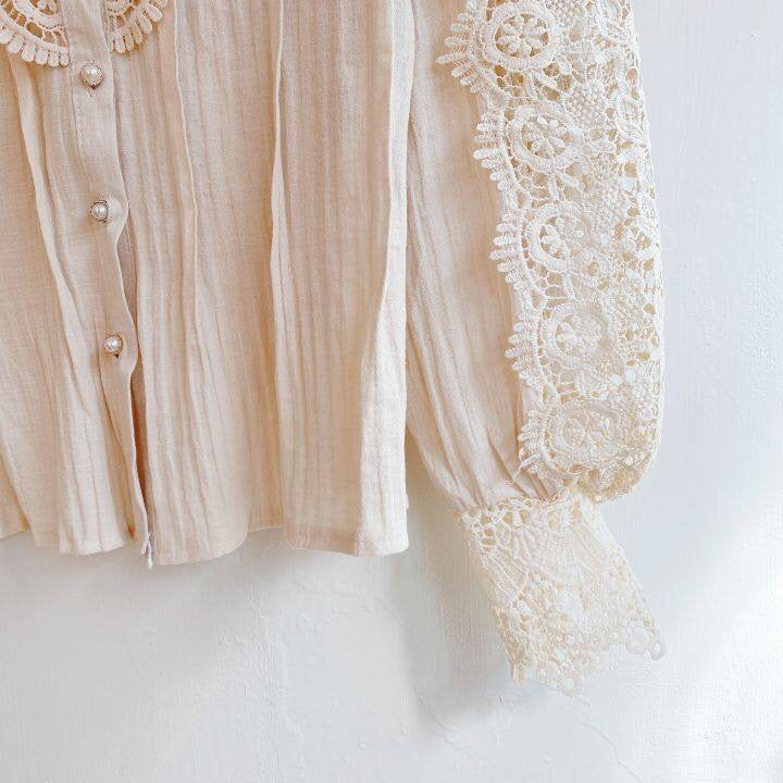 Dames top met klassieke pofmouwen en kanten afwerking, een must-have voor een elegante en stijlvolle look.