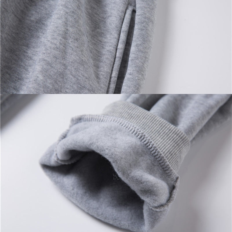 Strakke effen herenhoodie, perfecte basickleding voor een minimalistische, comfortabele herenlook.
