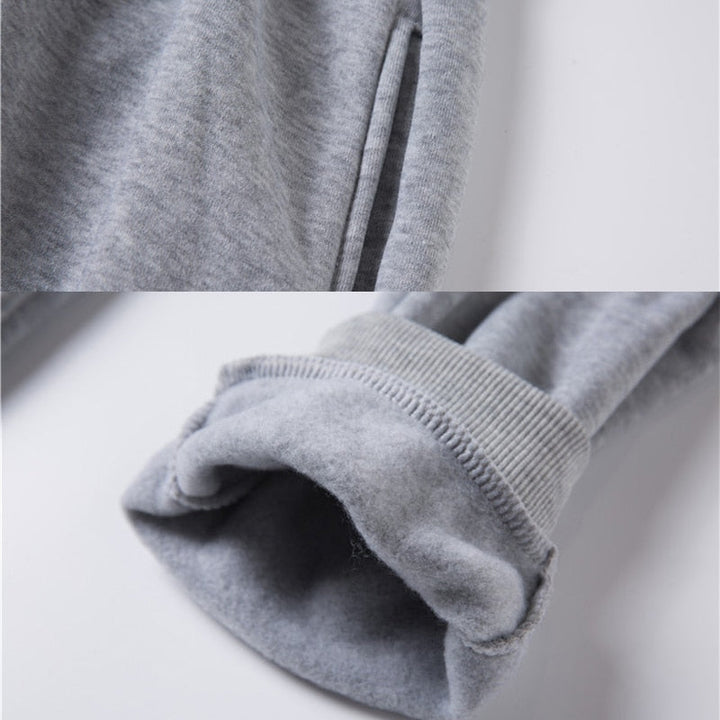 Strakke effen herenhoodie, perfecte basickleding voor een minimalistische, comfortabele herenlook.