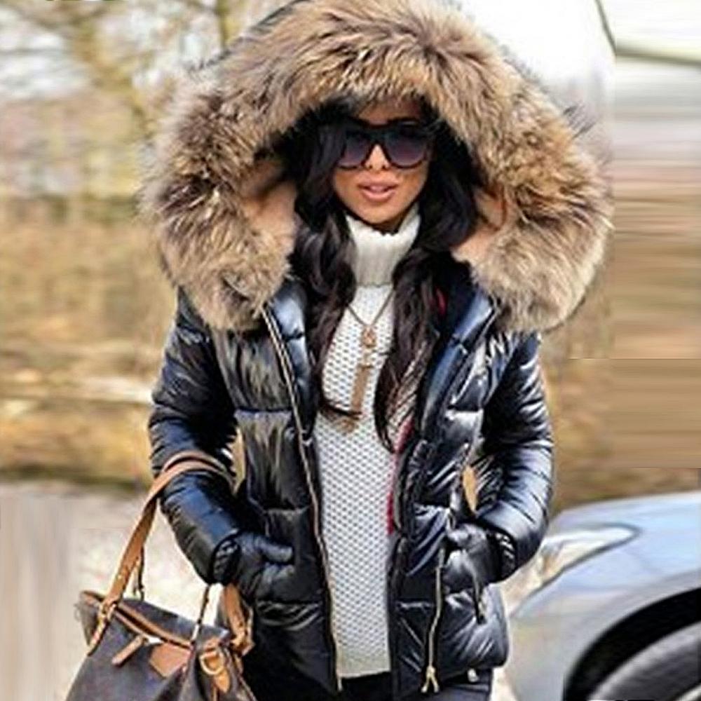 Dames warme winterjas met royale capuchon. Comfortabele en stijlvolle buitenkleding voor wintermode.
