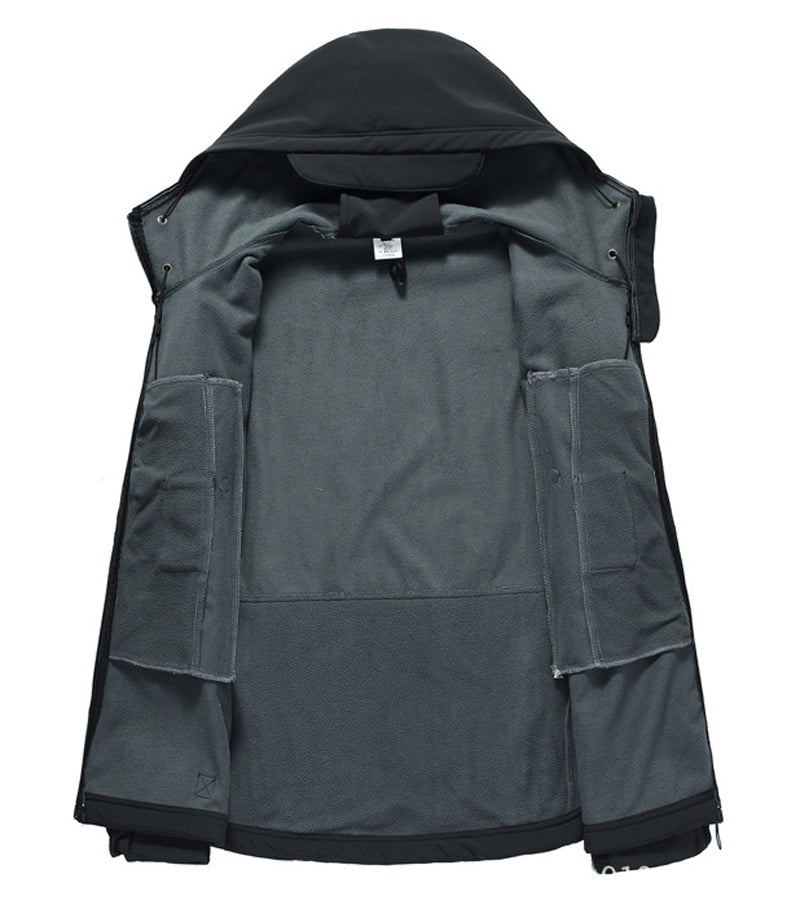 Moderne heren softshell jas Titan met capuchon. Tactisch ontwerp, waterdicht en functioneel voor outdoor.
