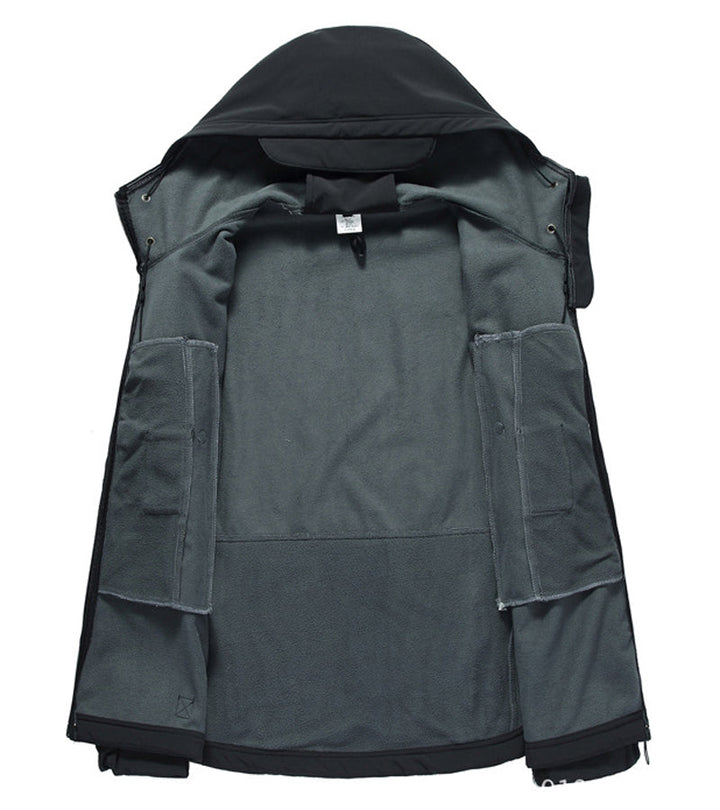 Moderne heren softshell jas Titan met capuchon. Tactisch ontwerp, waterdicht en functioneel voor outdoor.