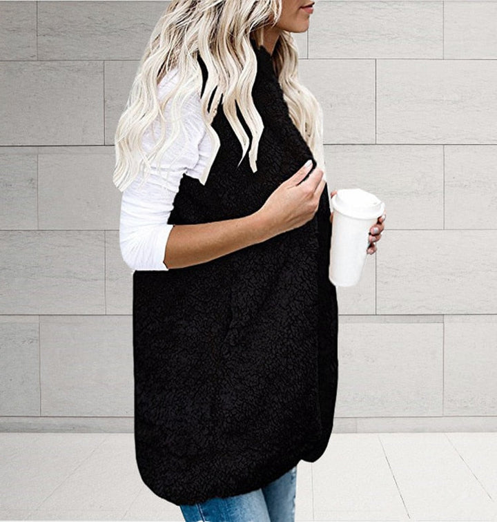 Stijlvol dames mouwloos pluche vest met capuchon, perfect voor een trendy herfst outfit.