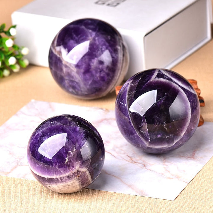 Unieke amethist bol decoratie, brengt ontspanning en stressvermindering; perfect als spiritueel cadeau.