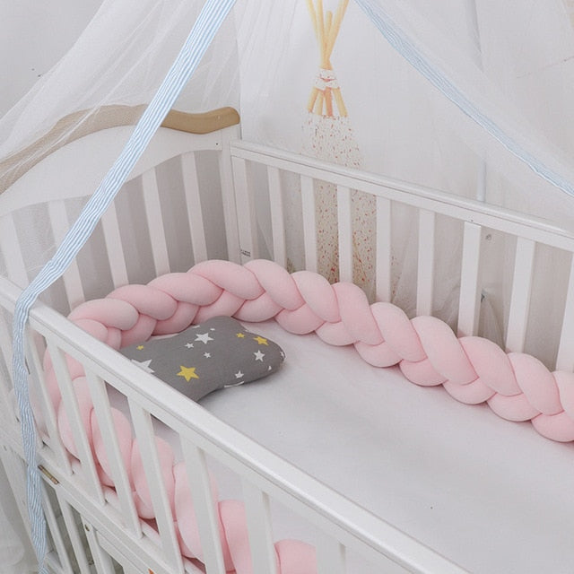 Greta gevlochten kussen als praktisch co-sleeper accessoire, biedt comfort en veiligheid aan newborn baby's.