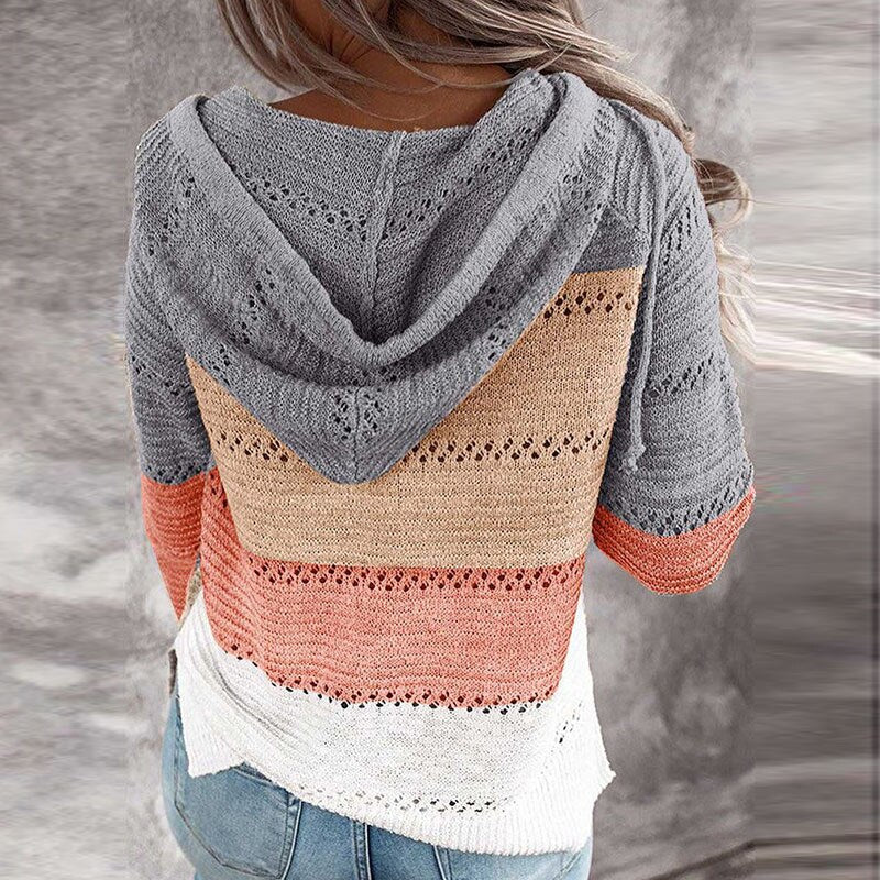 Modieuze dames pullover met capuchon en opvallend patchwork patroon. Comfortabele ruime pasvorm voor alle seizoenen.
