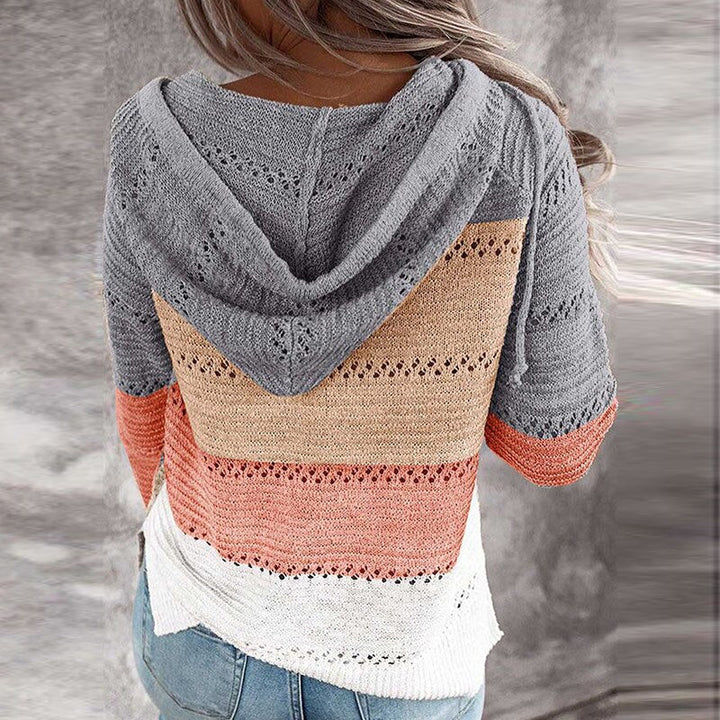 Modieuze dames pullover met capuchon en opvallend patchwork patroon. Comfortabele ruime pasvorm voor alle seizoenen.