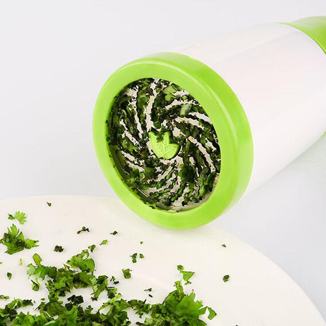 Stijlvolle kruidenhakker/maalder, klaar voor gebruik in de keuken. Gemakkelijk kruiden en specerijen malen voor koken.