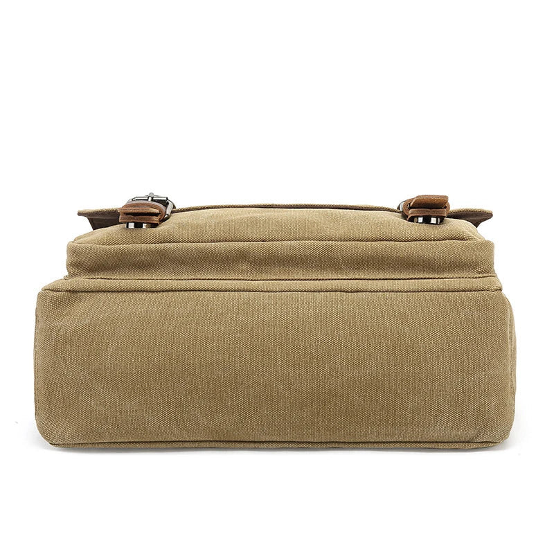 Interieur van de canvas tas toont ruime opbergruimte voor laptop, boeken en persoonlijke spullen.