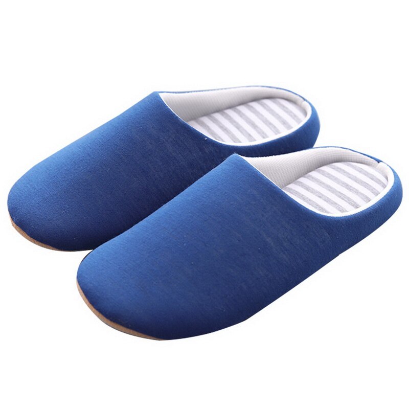 Waterafstotende huisschoenen voor binnen, pluche gevoerd voor extra warmte en comfort.