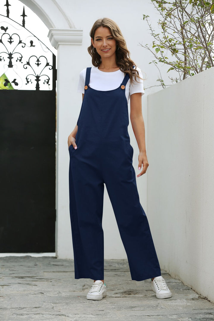 Dames jumpsuit Julia gedragen in de buitenlucht. Stijlvolle en comfortabele effen zomerjumpsuit voor ontspannen dagen.