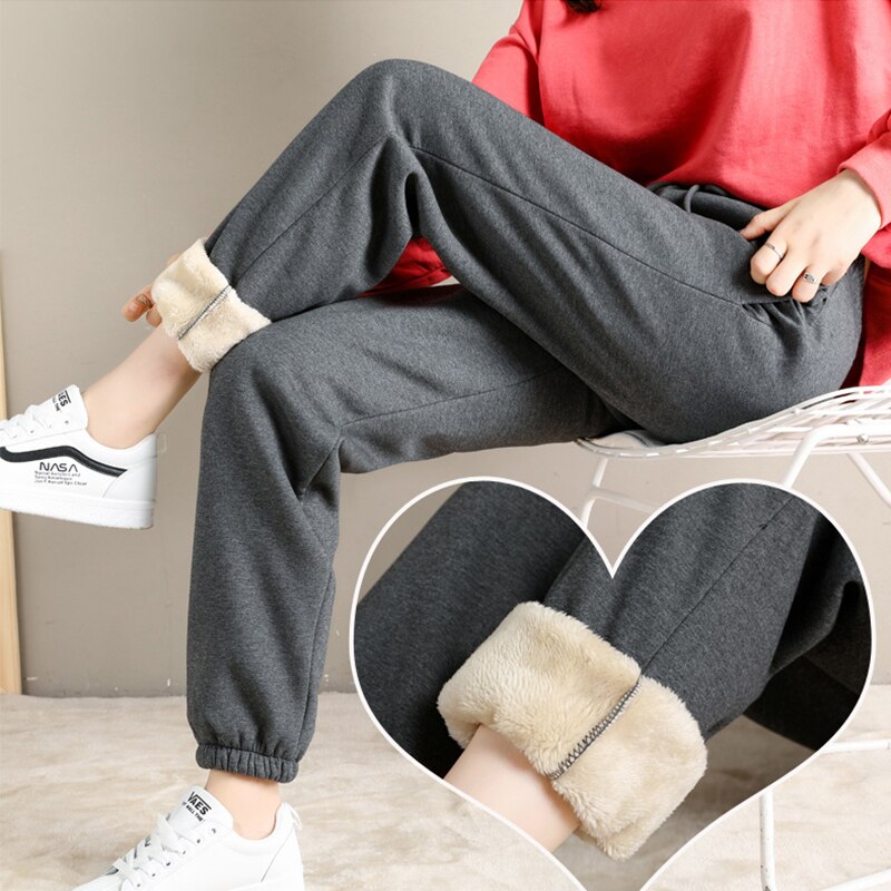 Comfortabele roze dames joggingsbroek, geschikt als warme winterkleding en voor een ontspannen uitstraling.