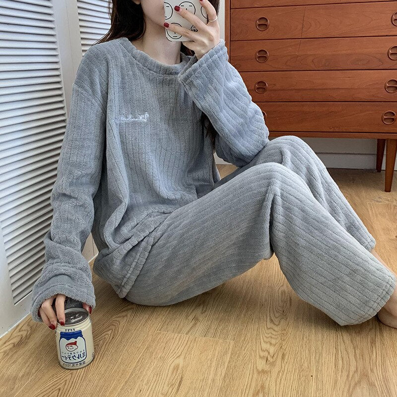 Gezellige dames pyjamaset van koraalfleece stof, houdt je heerlijk warm.