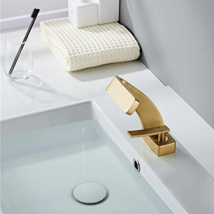 Design gebogen gouden keukenkraan, met een sierlijke curve en ultiem comfort.