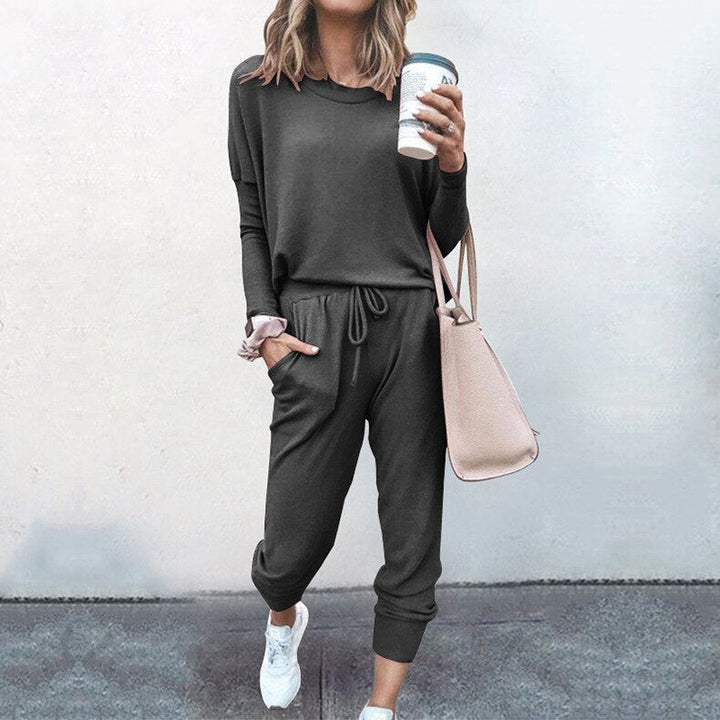 Detailfoto van de zachte stretchstof van dames huispak Ally. Comfortabele loungewear.