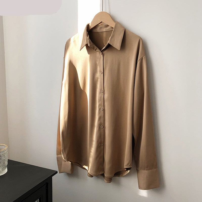 Glanzende dames blouse met V-hals; comfortabel en veelzijdig voor elke gelegenheid.