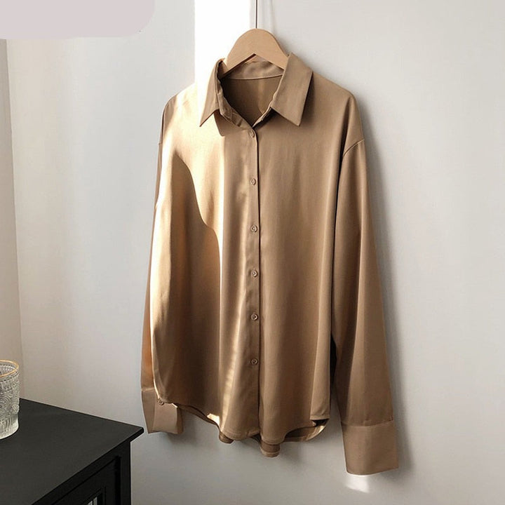 Glanzende dames blouse met V-hals; comfortabel en veelzijdig voor elke gelegenheid.