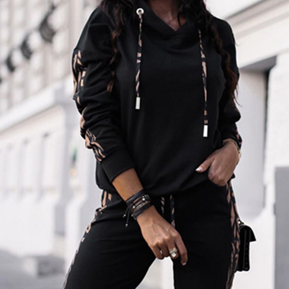 Stijlvol wit dames trainingspak met hoodie voor een casual look; geschikt als sportkleding of comfortabele damesmode.