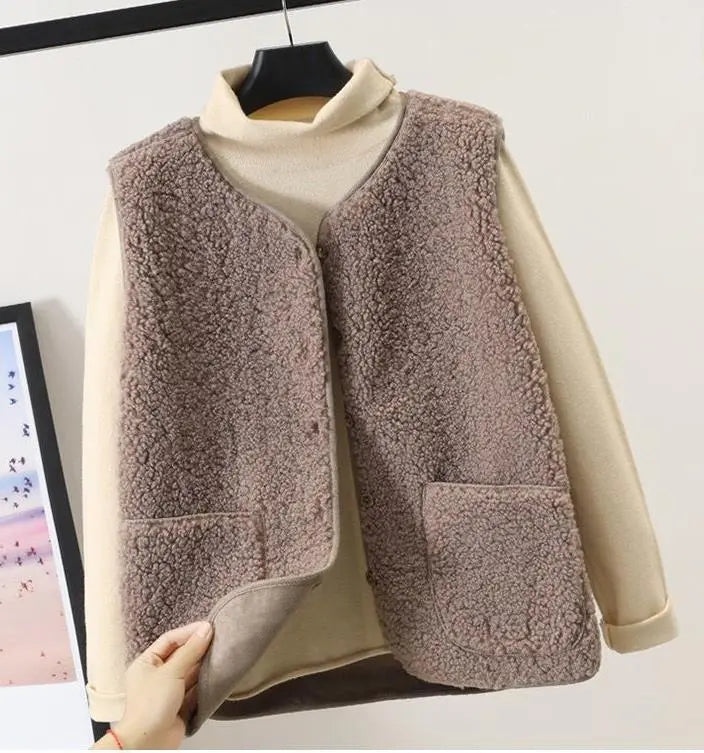Comfortabel mouwloos damesvest Cassandra, zacht fleece in khaki, perfect voor warmte en mode.