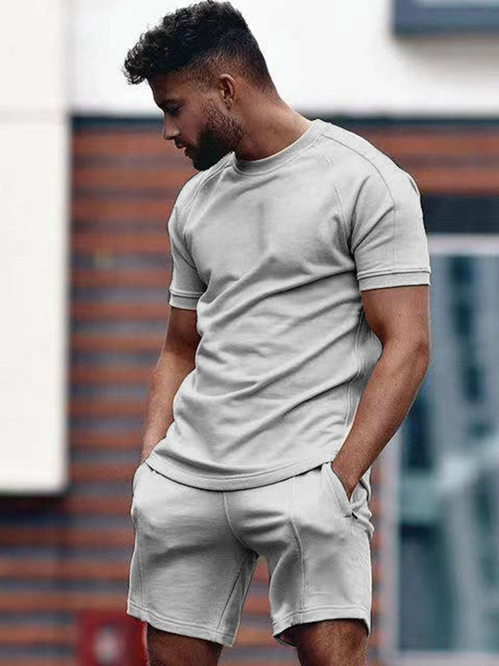Stijlvolle heren zomerset: comfortabel T-shirt en shorts voor een relaxte, casual outfit op warme dagen.