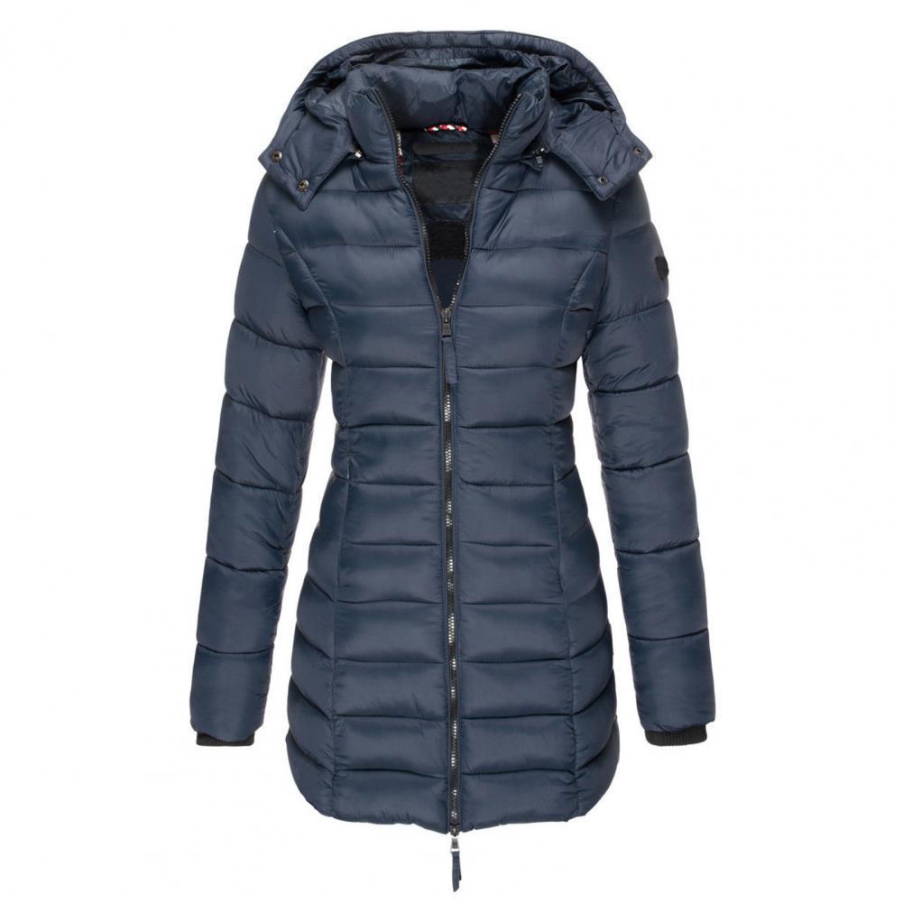 Vrouw draagt stijlvolle MylenesJacket trenchcoat. Comfortabele en weerbestendige bovenkleding voor dames.