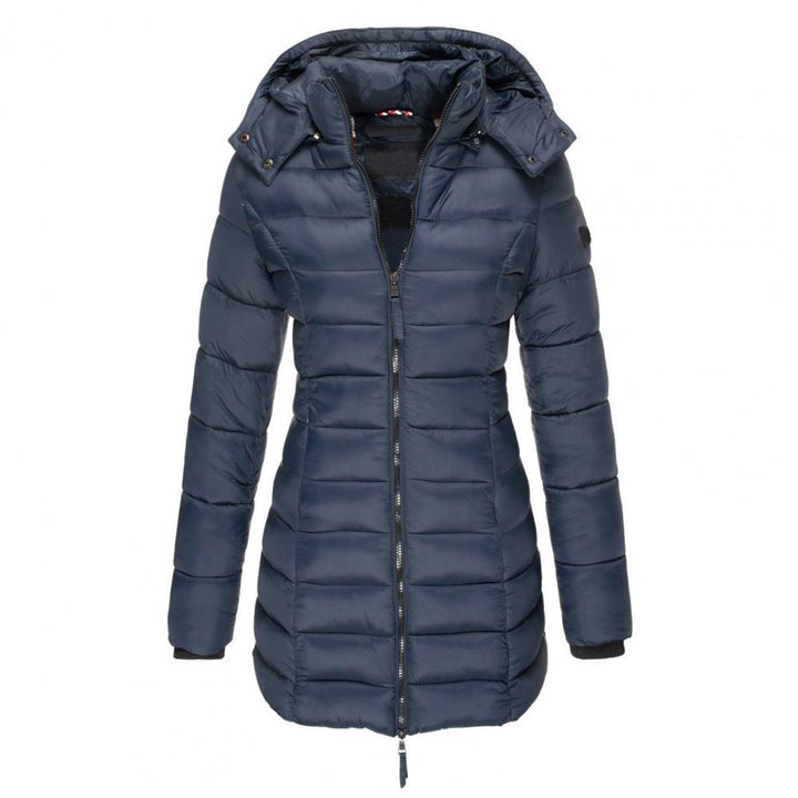 Vrouw draagt stijlvolle MylenesJacket trenchcoat. Comfortabele en weerbestendige bovenkleding voor dames.