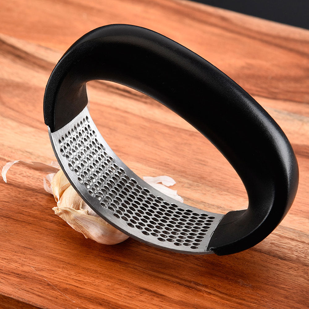 Ergonomische roestvrijstalen knoflookpers, essentieel keukengereedschap voor efficiënt koken.