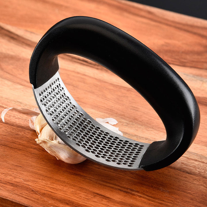 Ergonomische roestvrijstalen knoflookpers, essentieel keukengereedschap voor efficiënt koken.