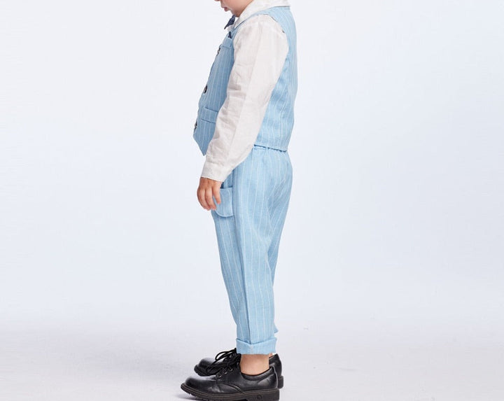 Donkerblauwe jongens outfit, perfecte feestkleding voor actieve kleintjes.